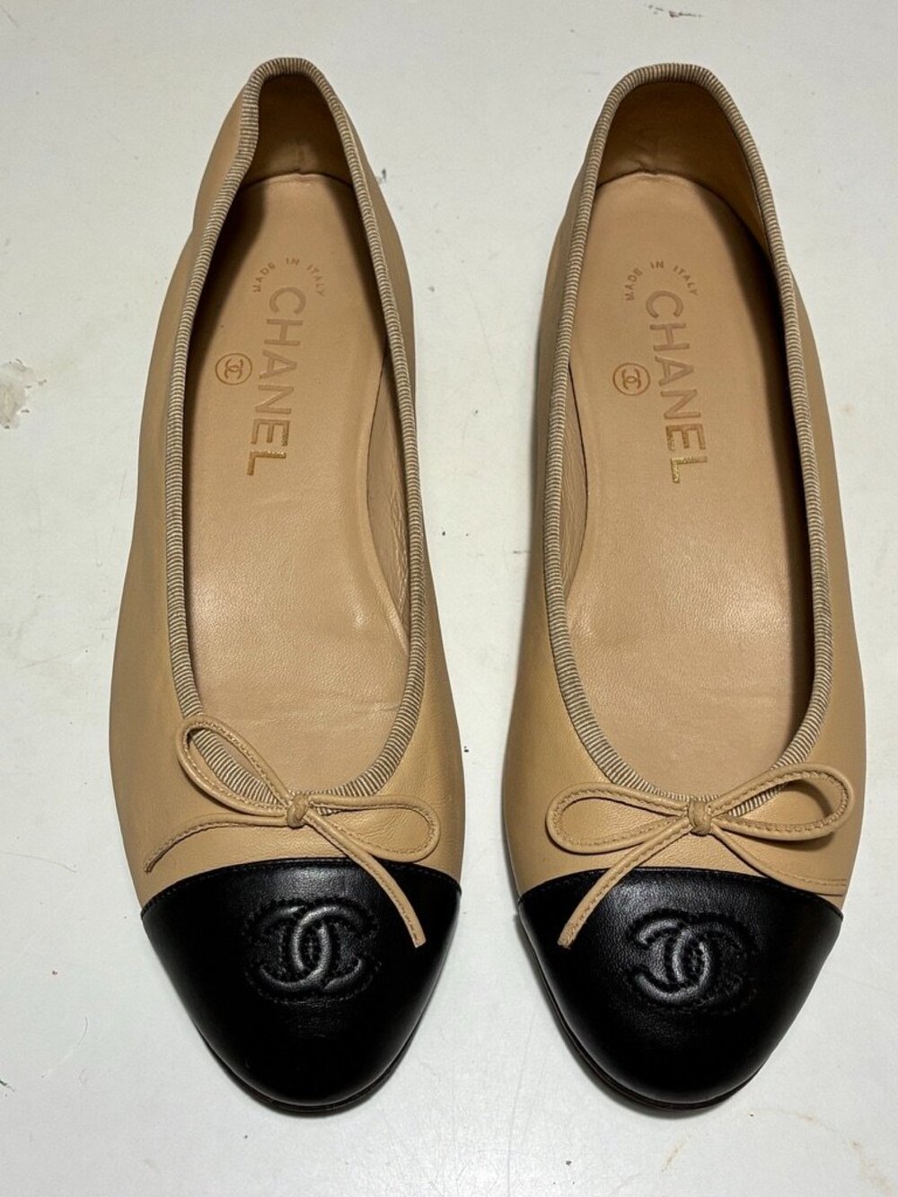 Chanel beige black ballet flats 37